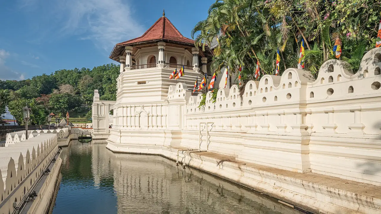Temple of the Tooth and the Lake, Kandy