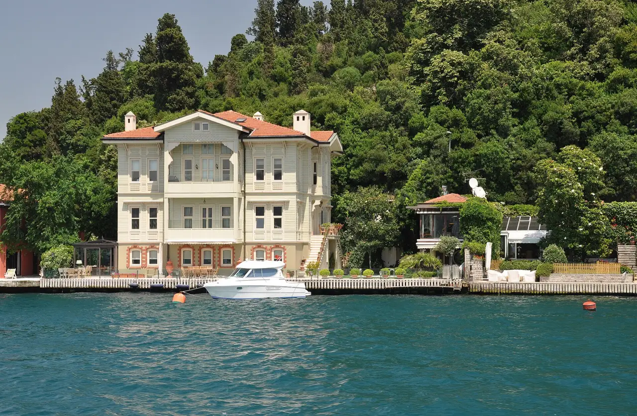 An Ottoman waterside mansion (yalı) on the Bosphorus An Ottoman waterside mansion (yalı) on the Bosphorus