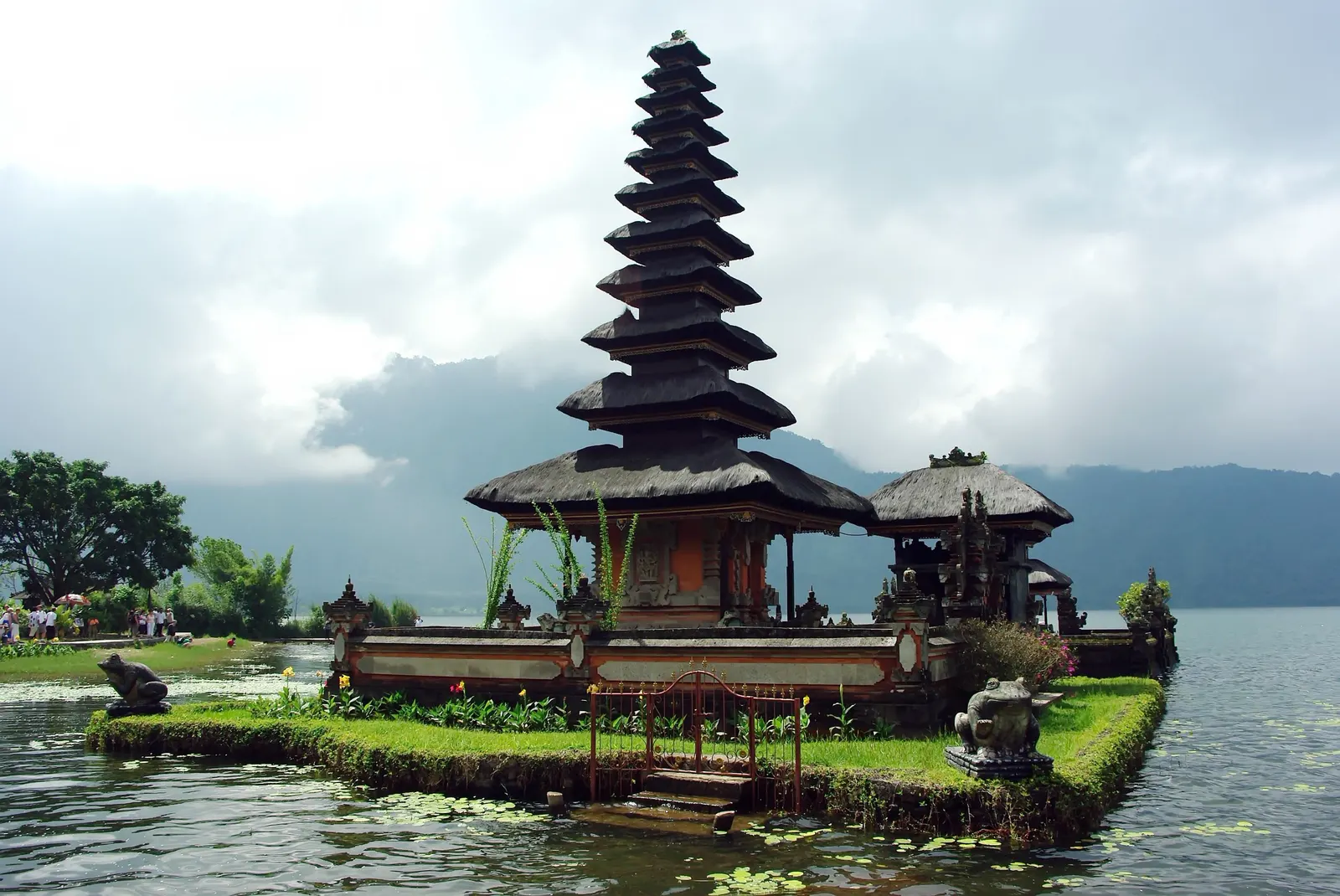 Twin Lakes and Ulun Danu, Munduk