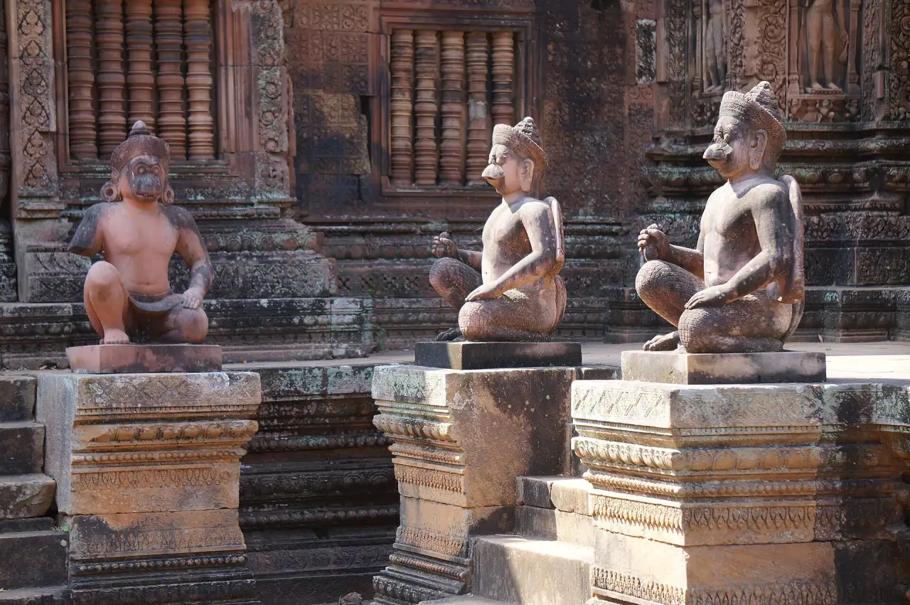 Guardian figures and carvings at Banteay Srei